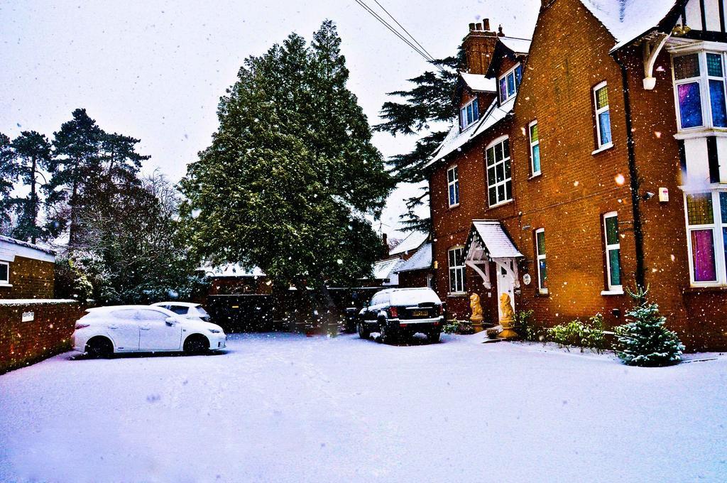 Gatwick Inn Хорли Екстериор снимка