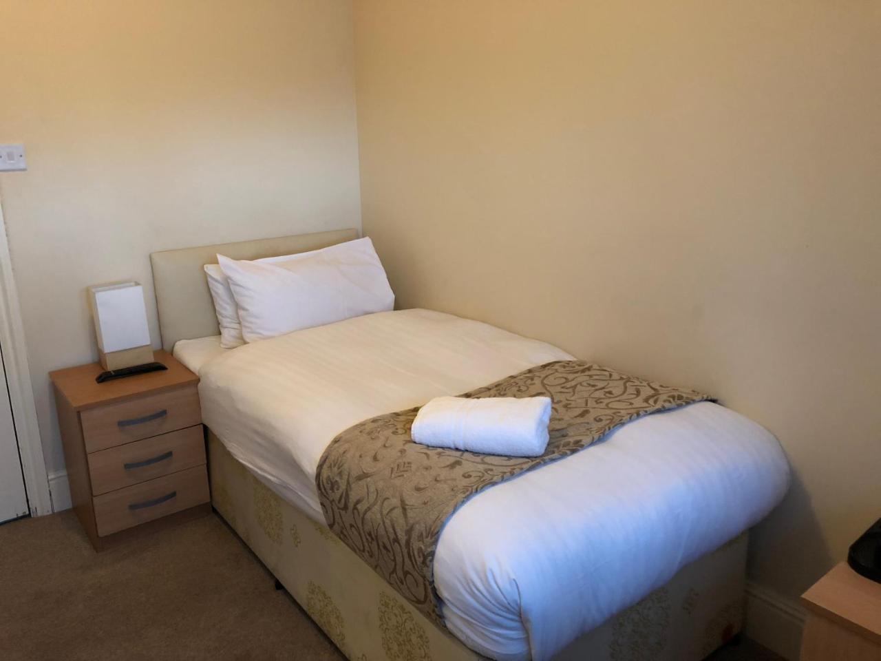 Gatwick Inn Хорли Екстериор снимка